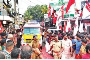 വെള്ളനാട്ട് ഒരുമണിക്കൂർ വഴിമുടക്കി, ആംബുലൻസെത്തിയപ്പോൾ വഴിയൊരുക്കി