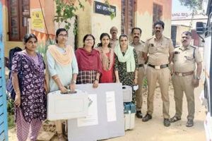 കുന്നുകയറി തേയിലത്തോട്ടങ്ങൾ കടന്ന് അവരെത്തി