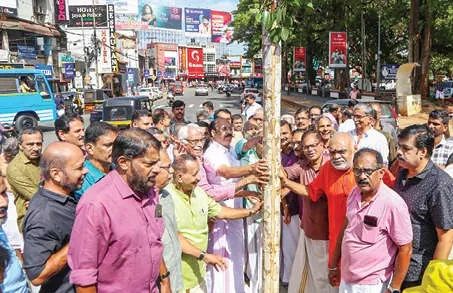 നാടും നഗരവും പൂരാവേശത്തിലേക്ക്