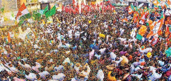 ആഘോഷപ്പൊലിമയിൽ പറക്കുന്ന കടലാസുകൾ; ശുചീകരണത്തൊഴിലാളികളുടെ കണ്ണീരാകരുത് ഈ വർണ്ണക്കാഴ്ച