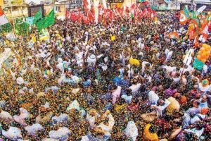 ആഘോഷപ്പൊലിമയിൽ പറക്കുന്ന കടലാസുകൾ; ശുചീകരണത്തൊഴിലാളികളുടെ കണ്ണീരാകരുത് ഈ വർണ്ണക്കാഴ്ച