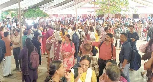 പേരാമ്പ്രയിൽ പോളിങ് സാമഗ്രികളുടെ വിതരണം വൈകി; ഉദ്യോഗസ്ഥർ വലഞ്ഞു