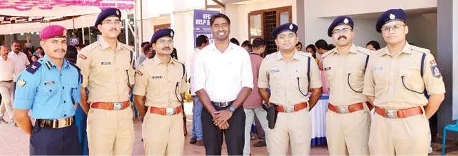 തിരഞ്ഞെടുപ്പിനെക്കുറിച്ച് പഠിക്കാൻ നാല് ഉദ്യോഗസ്ഥർ