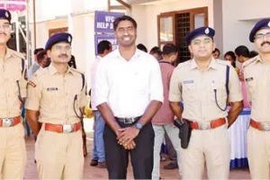 തിരഞ്ഞെടുപ്പിനെക്കുറിച്ച് പഠിക്കാൻ നാല് ഉദ്യോഗസ്ഥർ