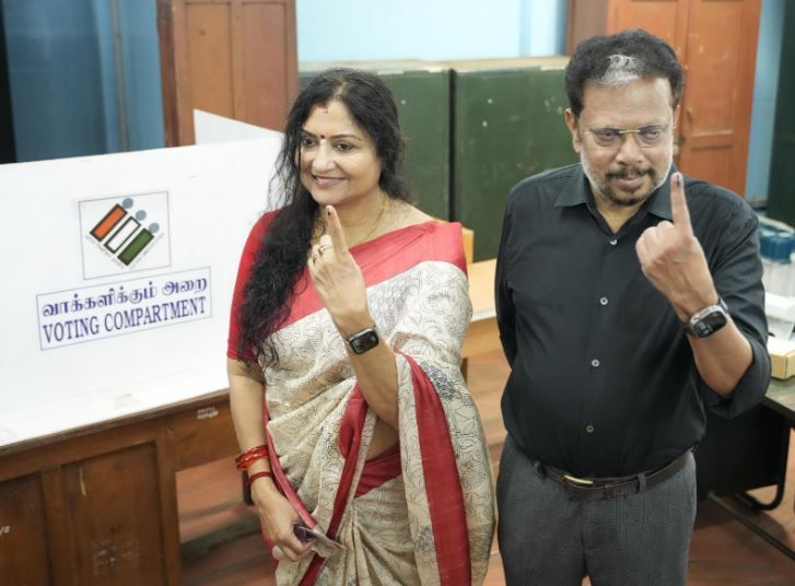 പുതുച്ചേരി: ലഫ്റ്റനന്റ് ഗവർണർ കെ. കൈലാശ്നാഥൻ കുടുംബസമേതം എത്തി വോട്ട് രേഖപ്പെടുത്തി.