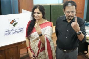 പുതുച്ചേരി: ലഫ്റ്റനന്റ് ഗവർണർ കെ. കൈലാശ്നാഥൻ കുടുംബസമേതം എത്തി വോട്ട് രേഖപ്പെടുത്തി.