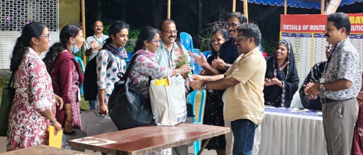 പ്രിസൈഡിംഗ് ഓഫീസർ പി.സിംജി ക്ക് ബേപ്പൂർ വരണാധികാരി ടി.ജെ. അരുൺ പൂച്ചെണ്ട് നൽകി സ്വീകരിക്കുന്നു.