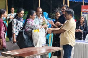 പ്രിസൈഡിംഗ് ഓഫീസർ പി.സിംജി ക്ക് ബേപ്പൂർ വരണാധികാരി ടി.ജെ. അരുൺ പൂച്ചെണ്ട് നൽകി സ്വീകരിക്കുന്നു.