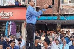 നാടിന്റെ സ്പന്ദനങ്ങൾ ഒപ്പിയെടുക്കാൻ ഉയരങ്ങളോളം; ശ്രീനി വടകരയുടെ ക്യാമറക്കണ്ണുകൾക്ക് 40 വയസ്സ്  :ദിവാകരൻ ചോമ്പാല