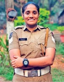 വോട്ടെടുപ്പുകേന്ദ്രത്തിൽ കൗതുകമായി 'കാക്കിയണിഞ്ഞ ഇന്ത്യ'