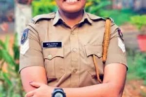 വോട്ടെടുപ്പുകേന്ദ്രത്തിൽ കൗതുകമായി 'കാക്കിയണിഞ്ഞ ഇന്ത്യ'