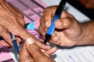 പോസ്റ്റൽ ബാലറ്റ് വിവാദം: വോട്ട് നഷ്ടമായത് ആയിരക്കണക്കിന് ഉദ്യോഗസ്ഥർക്കെന്ന് പരാതി