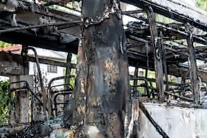 മാങ്കാവിൽ ഓടിക്കൊണ്ടിരുന്ന സിഎൻജി ബസ്സിന് തീപിടിച്ചു; യാത്രക്കാർ തലനാരിഴയ്ക്ക് രക്ഷപ്പെട്ടു