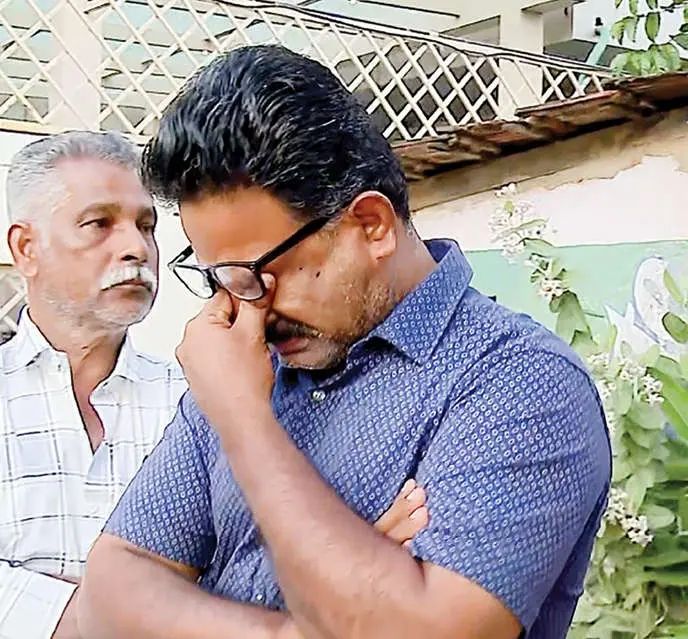 അവസാനനിമിഷവും മകളുടെ ഫോട്ടോ നെഞ്ചോടുചേർത്ത് രമേശ്