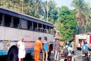 കോടഞ്ചേരിയിൽ കെ.എസ്.ആർ.ടി.സി. ബസിന് തീപിടിച്ചു; നാട്ടുകാരുടെ ഇടപെടലിൽ ഒഴിവായത് വലിയ അപകടം