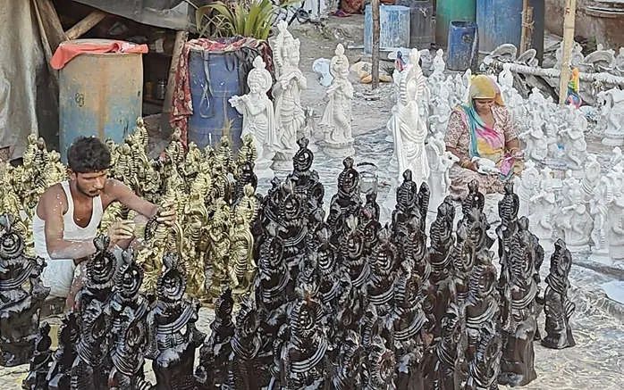 പാതയോരങ്ങളിൽ കൃഷ്ണരൂപങ്ങൾ തെളിയുന്നു; വിഷുപ്രതീക്ഷയിൽ രാജസ്ഥാനി കുടുംബങ്ങൾ