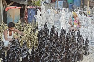 പാതയോരങ്ങളിൽ കൃഷ്ണരൂപങ്ങൾ തെളിയുന്നു; വിഷുപ്രതീക്ഷയിൽ രാജസ്ഥാനി കുടുംബങ്ങൾ