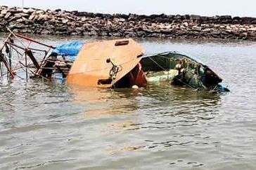 ഉൾക്കടലിൽ ശക്തമായ തിരയിൽപ്പെട്ട് ബോട്ട് തകർന്നു; അഞ്ചു മത്സ്യത്തൊഴിലാളികൾക്ക് പരിക്ക്