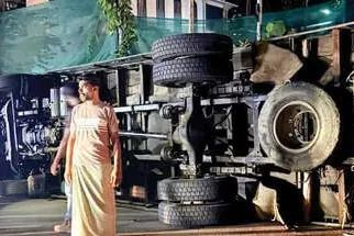 ദേശീയപാതയിൽ വെണ്ണക്കാട് ലോറി മറിഞ്ഞ് അപകടം; രണ്ടുപേർക്ക് പരിക്ക്