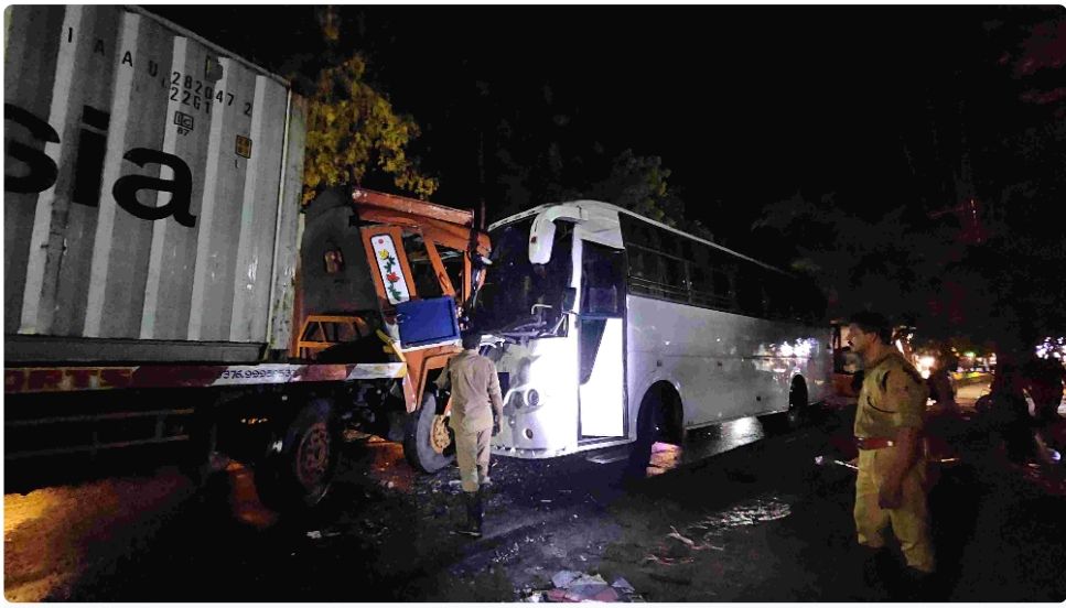 കൊയിലാണ്ടിയിൽ ലോറിയും ടൂറിസ്റ്റ് ബസും കൂട്ടിയിടിച്ചു: 30 പേർക്ക് പരിക്ക്