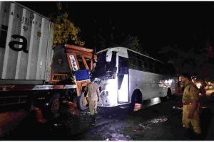 കൊയിലാണ്ടിയിൽ ലോറിയും ടൂറിസ്റ്റ് ബസും കൂട്ടിയിടിച്ചു: 30 പേർക്ക് പരിക്ക്