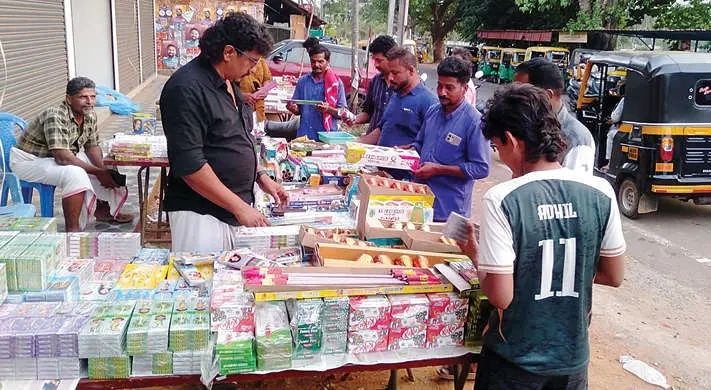 വിഷുവൊരുക്കം: പടക്കവിപണി ഉഷാർ