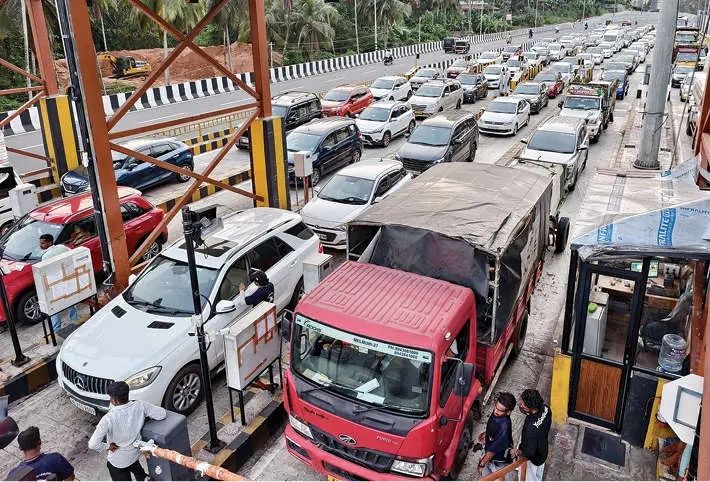 പന്തീരാങ്കാവിലെ യാത്രാദുരിതം: ടോൾ പ്ലാസയിൽ കുരുക്കഴിയാതെ ആറുവരിപ്പാത