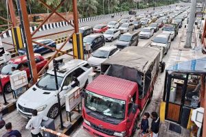 പന്തീരാങ്കാവിലെ യാത്രാദുരിതം: ടോൾ പ്ലാസയിൽ കുരുക്കഴിയാതെ ആറുവരിപ്പാത