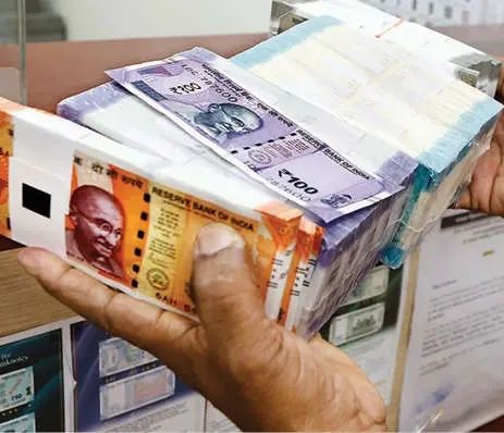 വിഷുക്കൈനീട്ടം: പുത്തൻ നോട്ടുകൾക്കായി ബാങ്കുകളിൽ തിരക്ക്