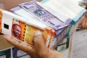 വിഷുക്കൈനീട്ടം: പുത്തൻ നോട്ടുകൾക്കായി ബാങ്കുകളിൽ തിരക്ക്