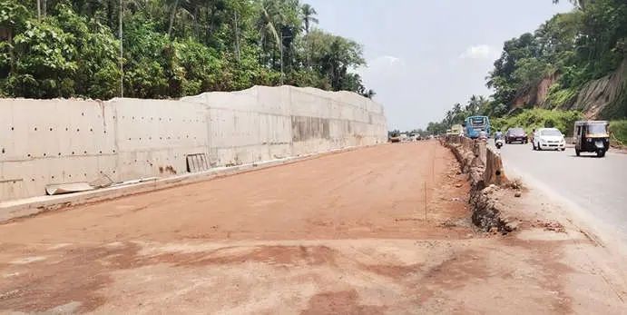 മുക്കാളിയിൽ കോൺക്രീറ്റ് ഭിത്തി ഉയരുന്നു; മഴയ്ക്ക് മുൻപേ പണി തീരുമോ എന്ന് ആശങ്ക