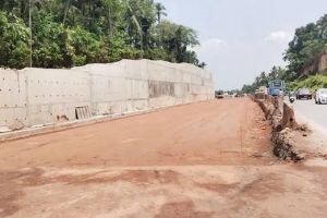 മുക്കാളിയിൽ കോൺക്രീറ്റ് ഭിത്തി ഉയരുന്നു; മഴയ്ക്ക് മുൻപേ പണി തീരുമോ എന്ന് ആശങ്ക