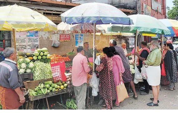 കണിക്കൊരുങ്ങാൻ കോഴിക്കോട്; ചൂടിനെ വെല്ലുന്ന തിരക്കുമായി പാളയം വിപണി