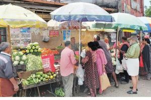 കണിക്കൊരുങ്ങാൻ കോഴിക്കോട്; ചൂടിനെ വെല്ലുന്ന തിരക്കുമായി പാളയം വിപണി
