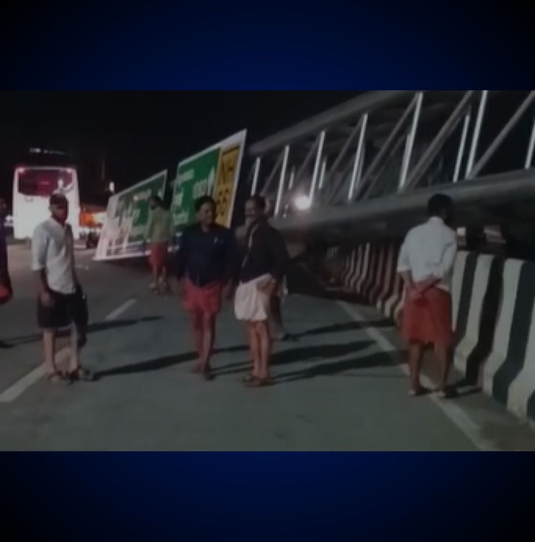 വടകരയിൽ ടിപ്പർ ലോറി ഇടിച്ച് ദേശീയപാതയിലെ കൂറ്റൻ ദിശാസൂചിക തകർന്നു; ഡ്രൈവർക്ക് പരിക്ക്