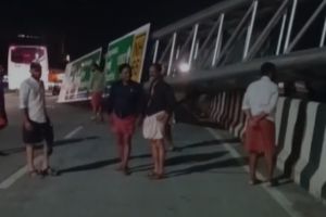 വടകരയിൽ ടിപ്പർ ലോറി ഇടിച്ച് ദേശീയപാതയിലെ കൂറ്റൻ ദിശാസൂചിക തകർന്നു; ഡ്രൈവർക്ക് പരിക്ക്