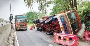 ടയർ പൊട്ടി, ചരക്കുലോറി മറിഞ്ഞു