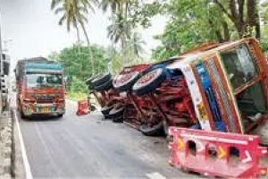 ടയർ പൊട്ടി, ചരക്കുലോറി മറിഞ്ഞു