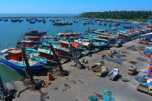 ബേപ്പൂര്‍ ഹാര്‍ബറില്‍ നിന്ന് മത്സ്യബന്ധനത്തിന് പോയവരില്‍ നാല് പേര്‍ക്ക് ശ്വാസതടസം; ഒരാള്‍ മരിച്ചു