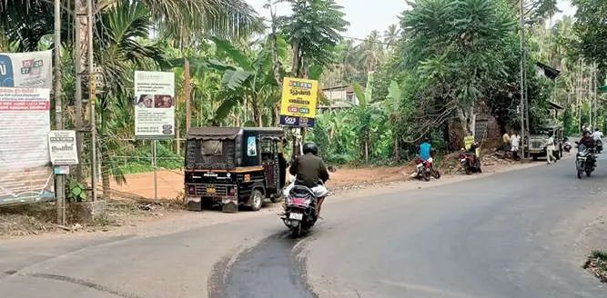 കാരക്കുന്നത്ത് വളവ് അപകടക്കെണിയാവുന്നു: നടപടിയെടുക്കാതെ അധികൃതർ
