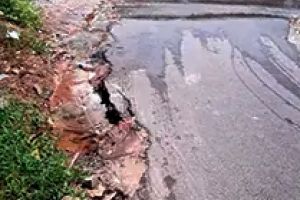 കൊടുംവരൾച്ചയിലും എടച്ചേരിയിൽ ശുദ്ധജലം റോഡിലൊഴുകുന്നു; അധികൃതർക്ക് അവഗണനയെന്ന് പരാതി