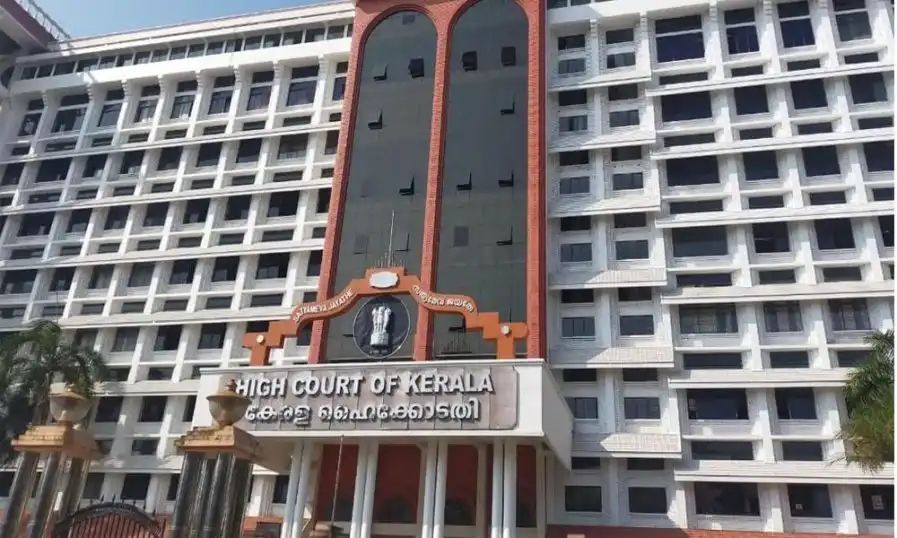 നഴ്‌സുമാരുടെ സമരം: അച്ചടക്ക നടപടി സ്വീകരിക്കാൻ മാനേജ്‌മെന്റുകൾക്ക് ഹൈക്കോടതി അനുമതി