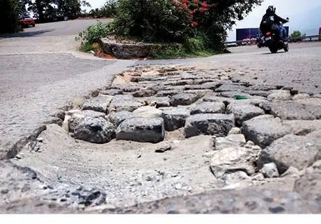 താമരശ്ശേരി ചുരത്തിൽ മരണക്കെണിയായി കൊടുംവളവുകളിലെ വൻ കുഴികൾ: നവീകരണം കഴിഞ്ഞ് മൂന്നുമാസത്തിനുള്ളിൽ റോഡ് തകർന്നു