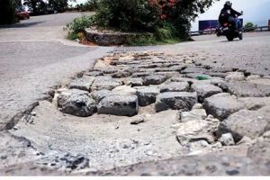 താമരശ്ശേരി ചുരത്തിൽ മരണക്കെണിയായി കൊടുംവളവുകളിലെ വൻ കുഴികൾ: നവീകരണം കഴിഞ്ഞ് മൂന്നുമാസത്തിനുള്ളിൽ റോഡ് തകർന്നു