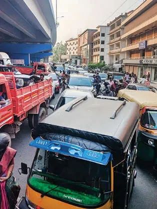 പന്തീരാങ്കാവിൽ യാത്രാദുരിതം വിതച്ച് രൂക്ഷമായ ഗതാഗതക്കുരുക്ക്