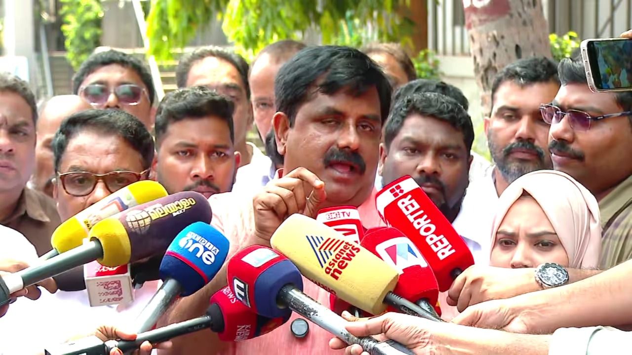 കോഴിക്കോട് സ്ട്രോങ്ങ് റൂം വിവാദം: അട്ടിമറി ആരോപണത്തിൽ ഉറച്ച് യുഡിഎഫ്; ഏജന്റിന്റെ സാന്നിധ്യത്തിലാണ് തുറന്നതെന്ന് സ്ഥാനാർത്ഥി