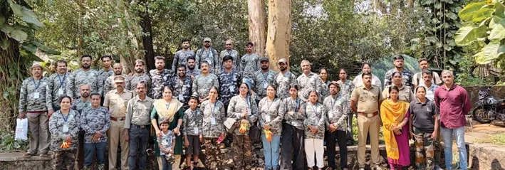 അധിനിവേശസസ്യങ്ങളെ വനഭൂമിയിൽനിന്ന് പിഴുതുമാറ്റി പ്രകൃതിസ്നേഹികൾ