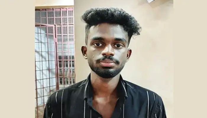 യുവതിക്ക് നേരെ ലൈംഗികാതിക്രമം: നമ്പർ പ്ലേറ്റില്ലാത്ത ബൈക്കിലെത്തിയ 20-കാരൻ പിടിയിൽ