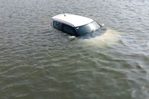മയ്യഴി പുഴയിൽ കാർ വീണു; യാത്രക്കാർ അത്ഭുതകരമായി രക്ഷപ്പെട്ടു