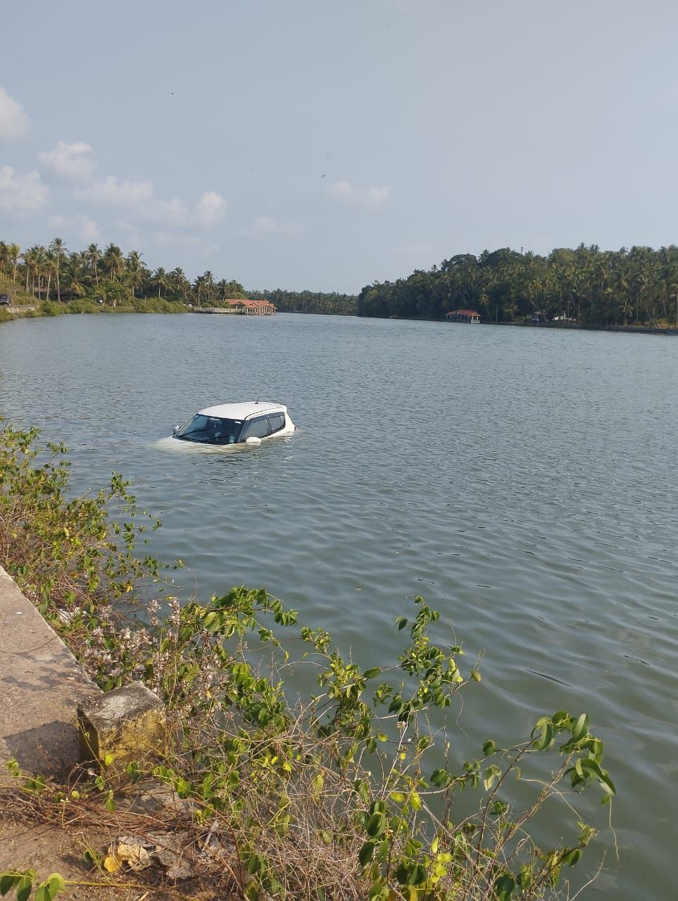 നിയന്ത്രണം വിട്ട കാർ മയ്യഴിപ്പുഴയിലേക്ക് മറിഞ്ഞു; രണ്ടുപേർക്ക് അത്ഭുതകരമായ രക്ഷപ്പെടൽ